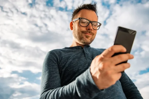 Usuario utilizando una app para enviar dinero y gestionar remesas desde USA