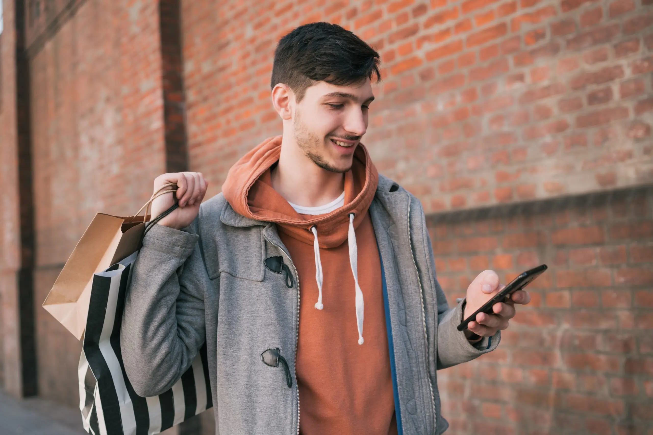 Usuario usando una app móvil para mandar dinero y realizar remesas desde USA